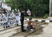 Puluhan Mahasiswa Aksi dengan Teatrikal Mandi air Keruh