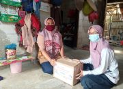 Para Relawan Bagikan Ratusan Sembako Gratis