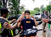 Polsek Cikarang Pusat Polres Metro Bekasi Kampanye Pembagian Masker Serentak