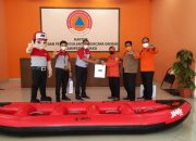JNE Serahkan Perahu Karet ke Pemda Bekasi