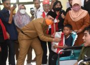 Pj Bupati Bekasi Dani Ramdan Serahkan Bantuan Presiden ke Penyandang Disabilitas