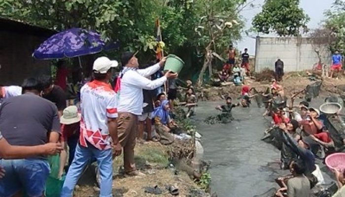 Haji Jalal Gelar Ngubek Ikan Gratis, Warga Desa Karangsari Antusias