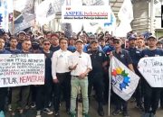 Tuntut Penghapusan “Perbudakan Modern”, Ratusan Buruh Geruduk Gedung Danantara