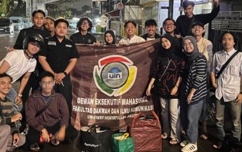 Di Tengah Terpaan Hujan, DEMA FDIKOM UIN Jakarta Berbagi Santap Sahur di Ciputat