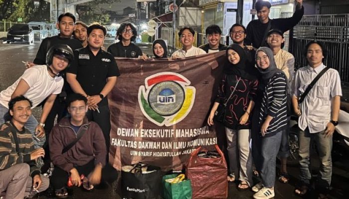 Di Tengah Terpaan Hujan, DEMA FDIKOM UIN Jakarta Berbagi Santap Sahur di Ciputat