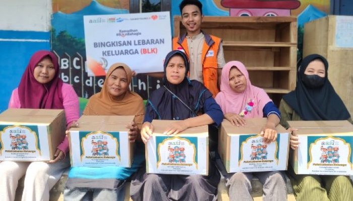 Rumah Zakat dan AASI Berbagi 100 Paket Sembako untuk Masyarakat di TPST Bantar Gebang