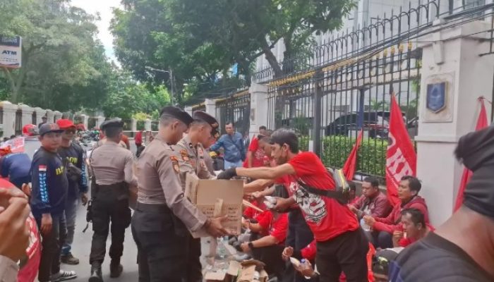Demo Buruh di Mahkamah Agung Berjalan Tertib, Polisi Turun Tangan dengan Aksi Simpatik