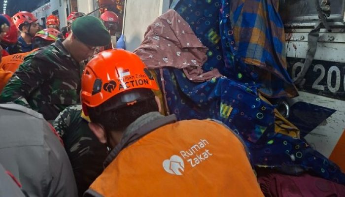 Rumah Zakat Terjunkan Relawan Bantu Evakuasi Korban Kecelakaan KRL di Bekasi Timur